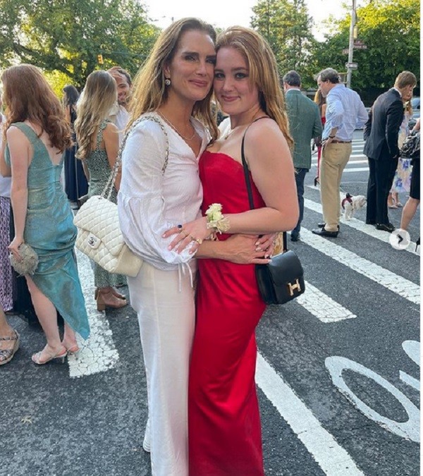 A filha de 18 anos de Brooke Shields com o mesmo vestido usado pela mãe no Globo de Ouro de 1998 (Foto: Instagram)