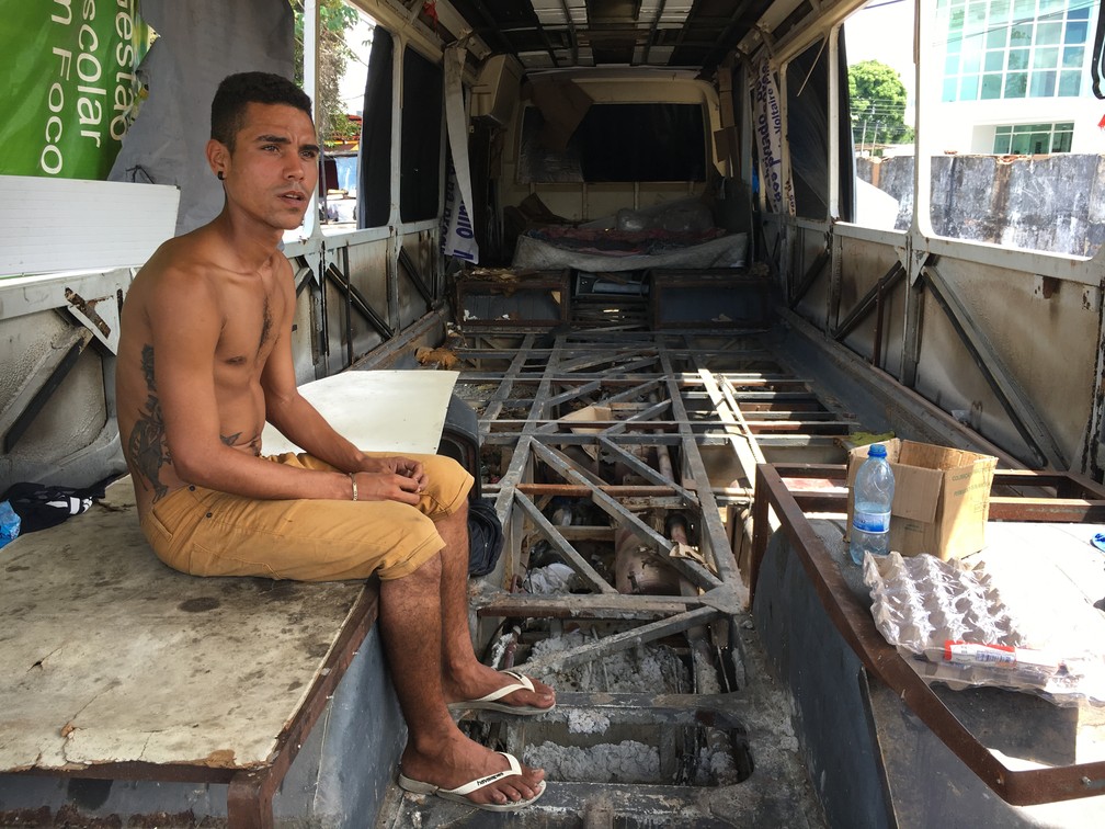 Venezuelanos vivem dentro de ônibus abandonado em prédio da antiga Secretaria de Educação: 'Aqui dentro dormem quatro pessoas', diz Carlos Vierma, 21 — Foto: Emily Costa/G1 RR