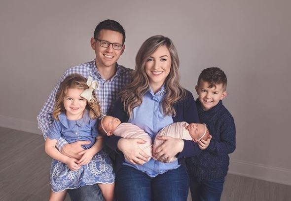 Anna e o marido Joe, ao lado dos quatro filhos (Foto: Reprodução/Instagram)