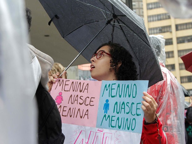 Manifestante protesta contra a inclusão da discussão sobre gênero e identidade social no Plano Municipal de Educação (Foto: Marivaldo Oliveira/Futura Press/Estadão Conteúdo)