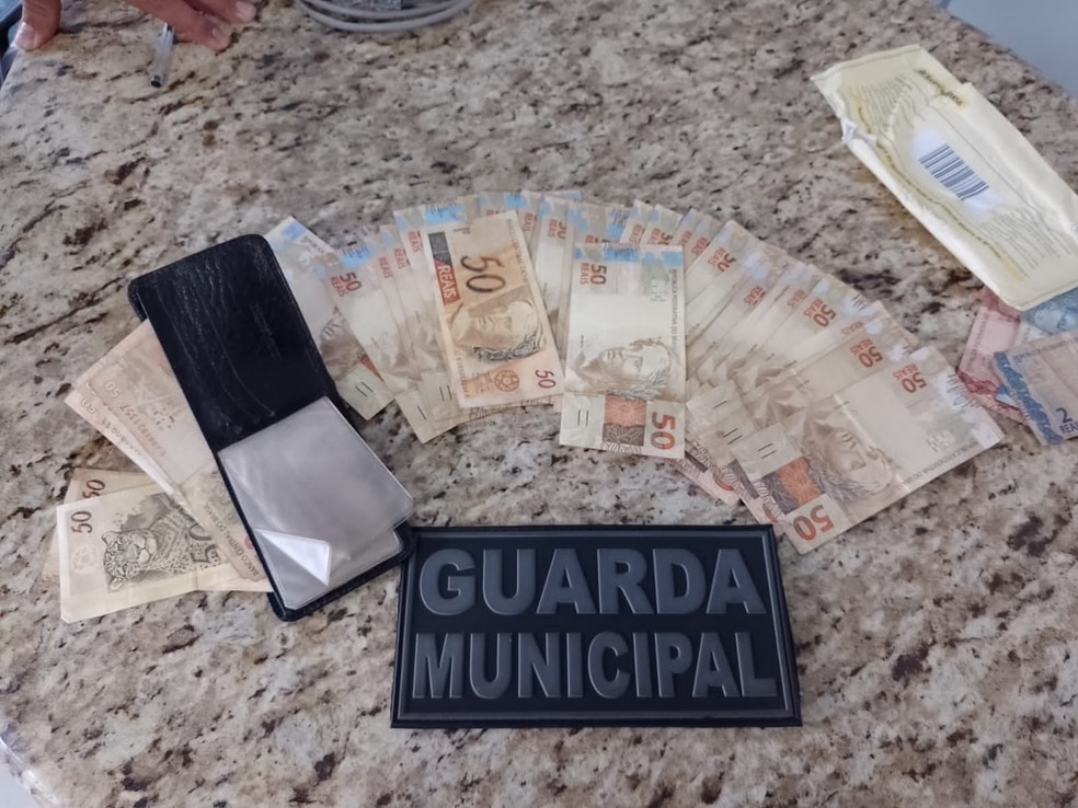 Junto do casal foi encontrado um envelope com R$ 2.500, sendo destes R$ 900 falsificados.  — Foto: GCMFRON