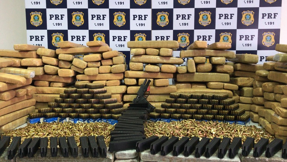 Meia tonelada de maconha e 10 mil munições apreendidos em Petrópolis (Foto: Polícia Rodoviária Federal/Divulgação)