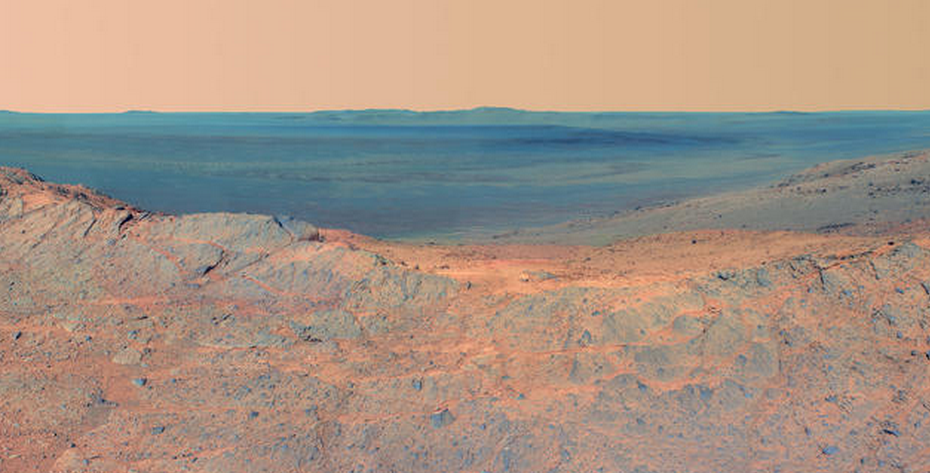 Panorama de uma das crateras de Marte: evidência de água líquida e salgada em solo marciano mobilizou internautas (Foto: NASA)
