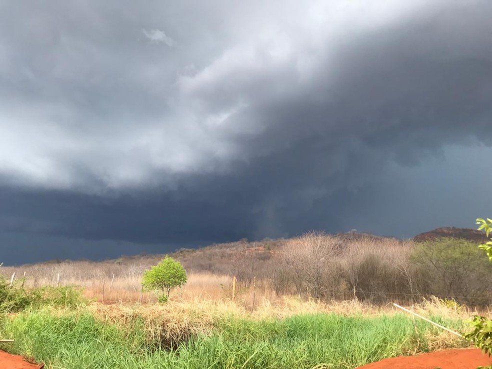 Chuva com ventania destelha casas e arranca placa solares em Bocaina, no Piauí — Foto: Reprodução