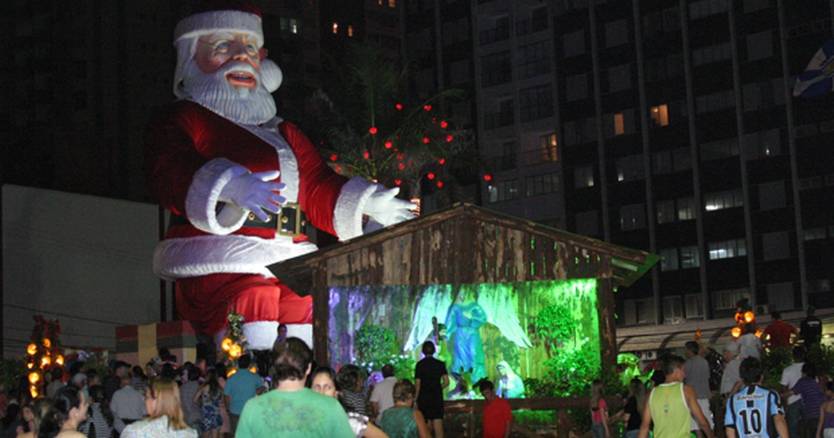 Papai Noel gigante é atração todas as noites em Balneário Camboriú