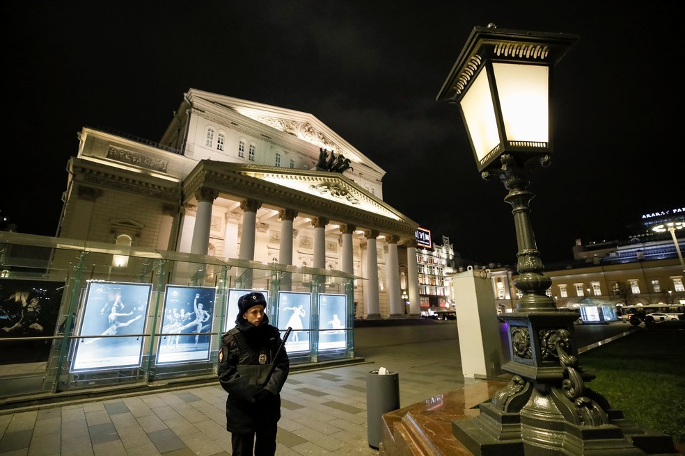 Policial faz segurança no Teatro Bolshoi após ameaças de bomba em Moscou (Foto: Maxim Shemetov/Reuters)