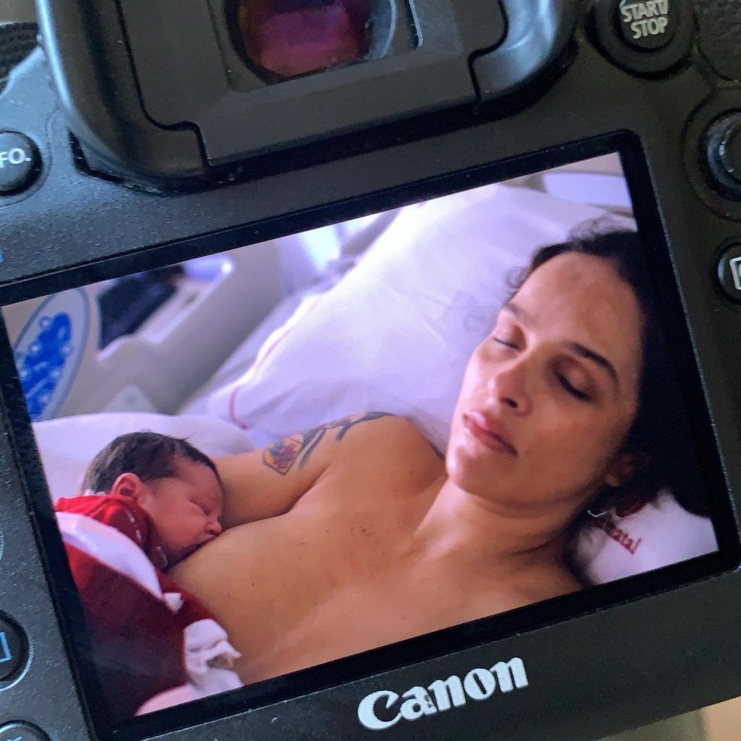 Letícia Cazarré logo após dar à luz a Maria Madalena (Foto: Reprodução/Instagram)