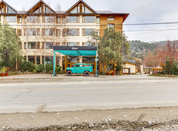 A fachada do hotel Selina, em Bariloche, se destaca na cidade pela cor azul  (Foto: Divulgação)