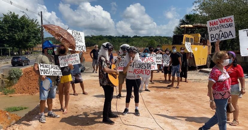 Manifestantes fazem ato em defesa de cachoeiras do Tarumã em Manaus