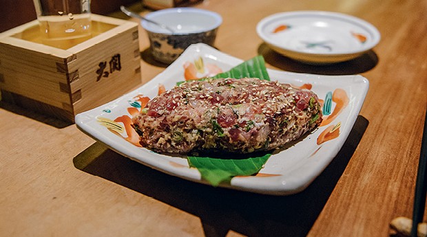 Bares izakayas: A inspiração de pratos como o namerou vem das ilhas Ogasawara, no Quito Quito (Foto: Camila Cara)