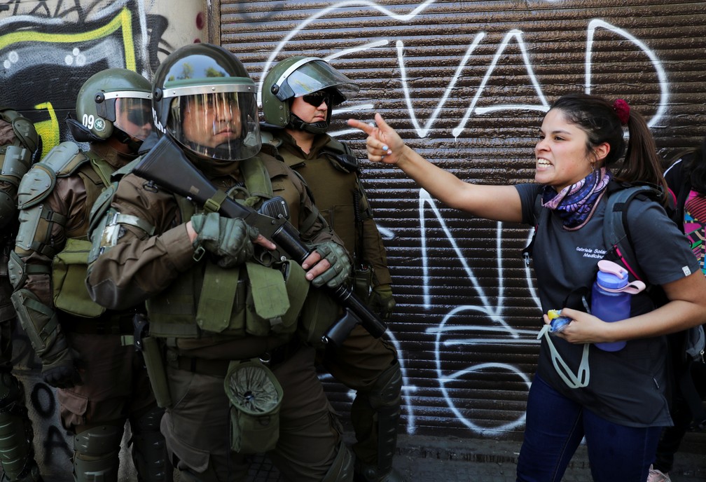 Manifestante grita palavras de ordem contra forças de segurança em protesto em Santiago, no Chile, nesta terça-feira (22) — Foto: Ivan Alvarado/Reuters