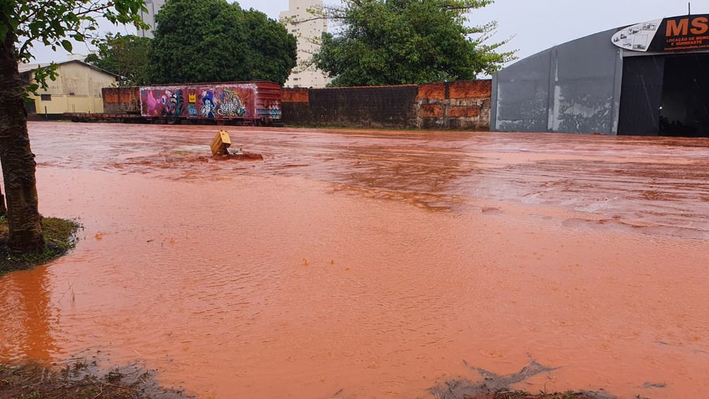 Chuva inviabiliza retirada de terra de trilhos em trecho da Vila Marcondes, em Presidente Prudente — Foto: Leonardo Bosisio/g1
