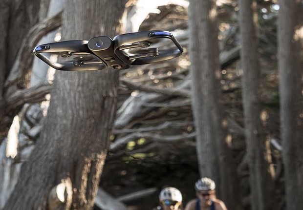 Este drone j capaz de seguir um ser humano poca Neg cios
