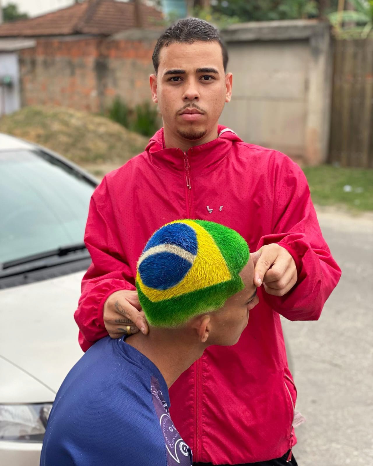 Após eliminação do Brasil na Copa,  barbeiro posta vídeo dando adeus ao 'Corte do Hexa'