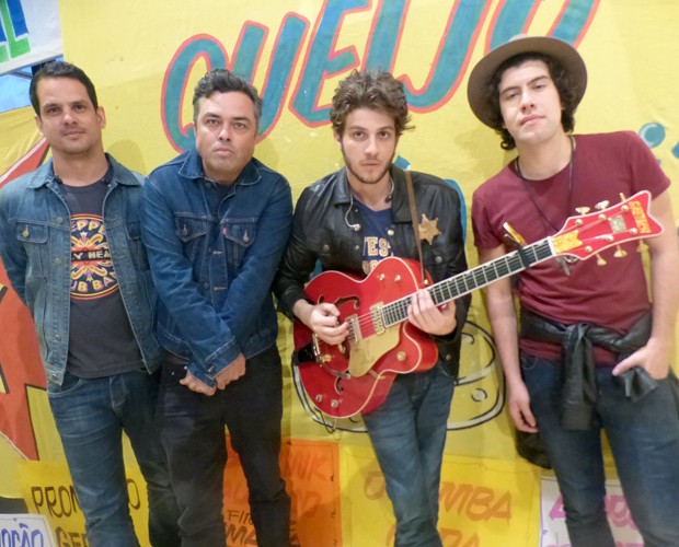 Chay Suede com os meninos da sua banda (Foto: Esquenta! / TV Globo)