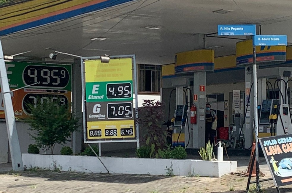 Filas em postos de gasolina de Curitiba. — Foto: Murilo Souza