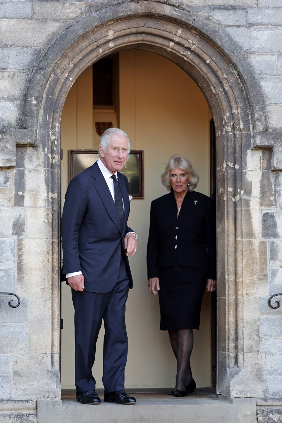 Rei Charles III e a rainha consorte Camila durante visita a Cardiff, no País de Gales