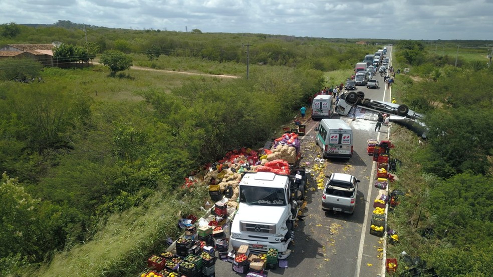 Acidente entre carro e caminhões espalha toneladas de alimentos por pista no Ceará — Foto: Culode Sampaio/Arquivo pessoal