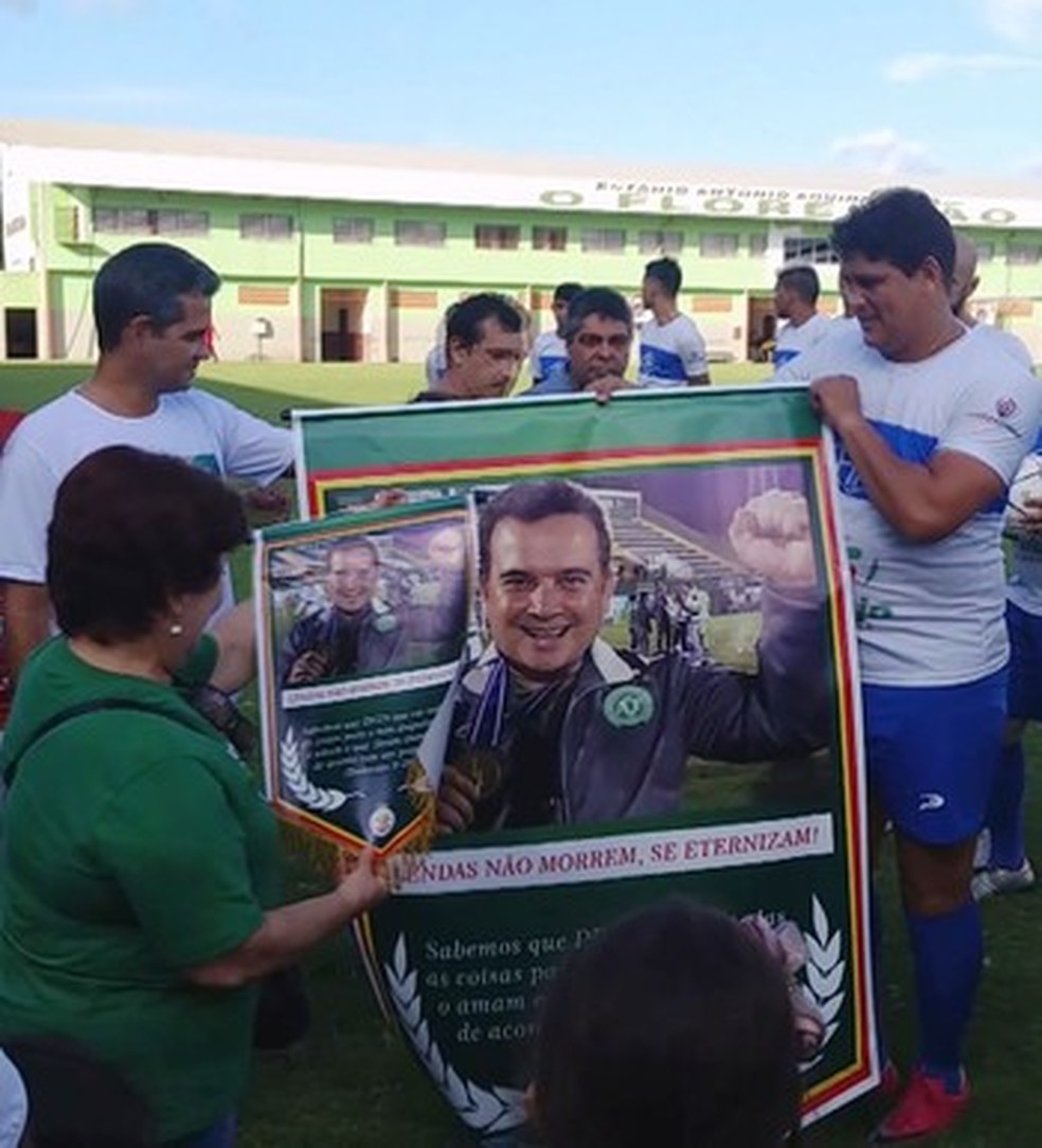 Mãe de Márcio Koury recebe banner com imagem do filho  (Foto: Reprodução/GloboEsporte.com)