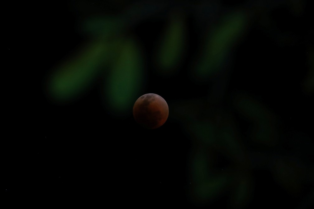 Eclipse no Rio de Janeiro — Foto: Pilar Olivares / Reuters
