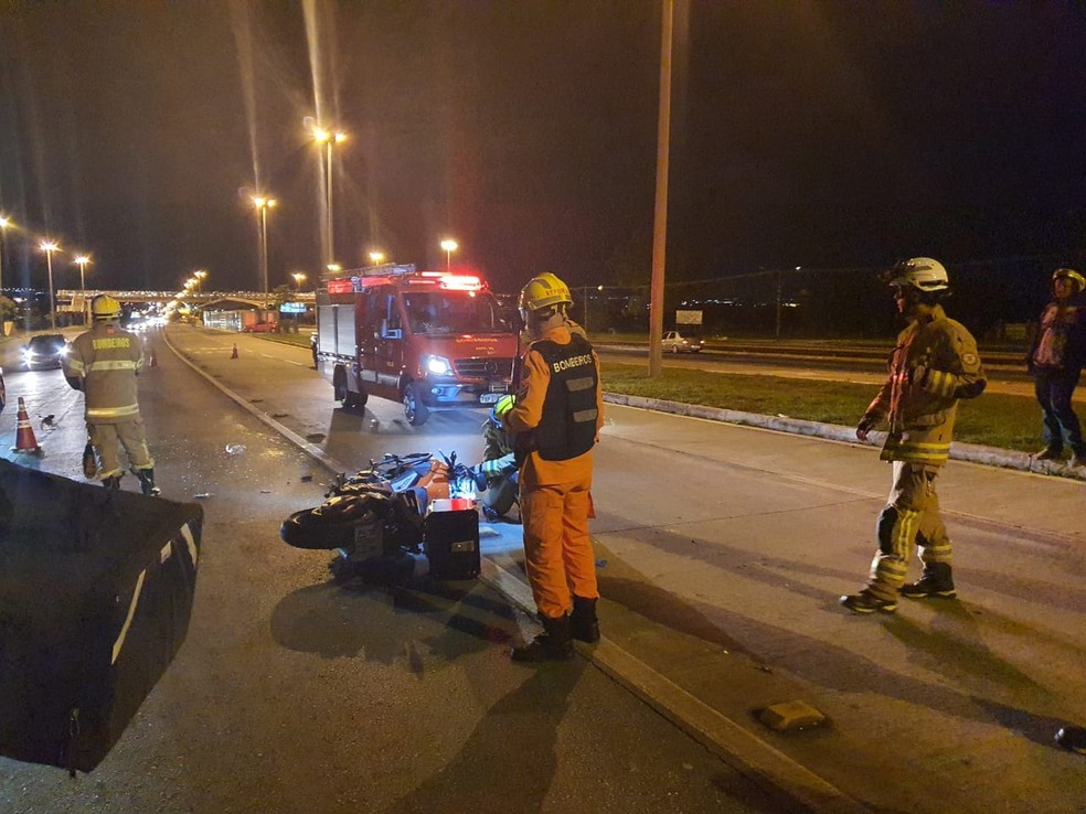 Motociclista fica ferido após acidente na Epia Sul — Foto: CBMDF/Divulgação