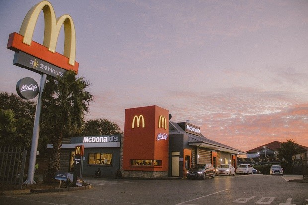 McDonald's: rede tem tido dificuldades para contratar nos Estados Unidos (Foto: Thabang / Unsplash)
