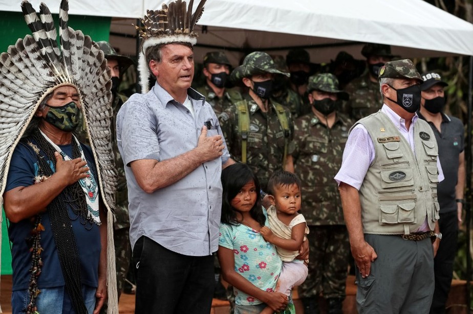 Bolsonaro em maio de 2021, como presidente, durante visita a uma tribo Ianomâmi em Roraima