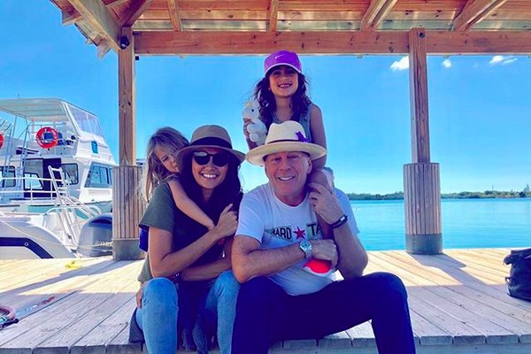 O ator Bruce Willis com a atual esposa e as duas filhas caçulas (Foto: Divulgação)