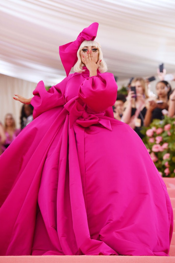 A cantora usando um vestido rosa no Met Gala. 