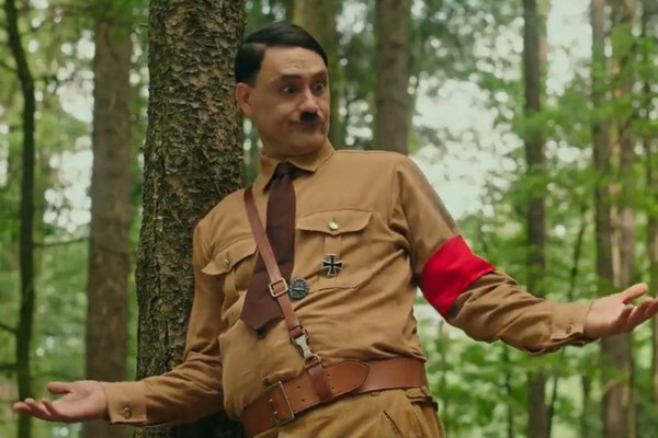 Taika Waititi como um Hitler imaginário em cena de Jojo Rabbit (Foto: Reprodução)
