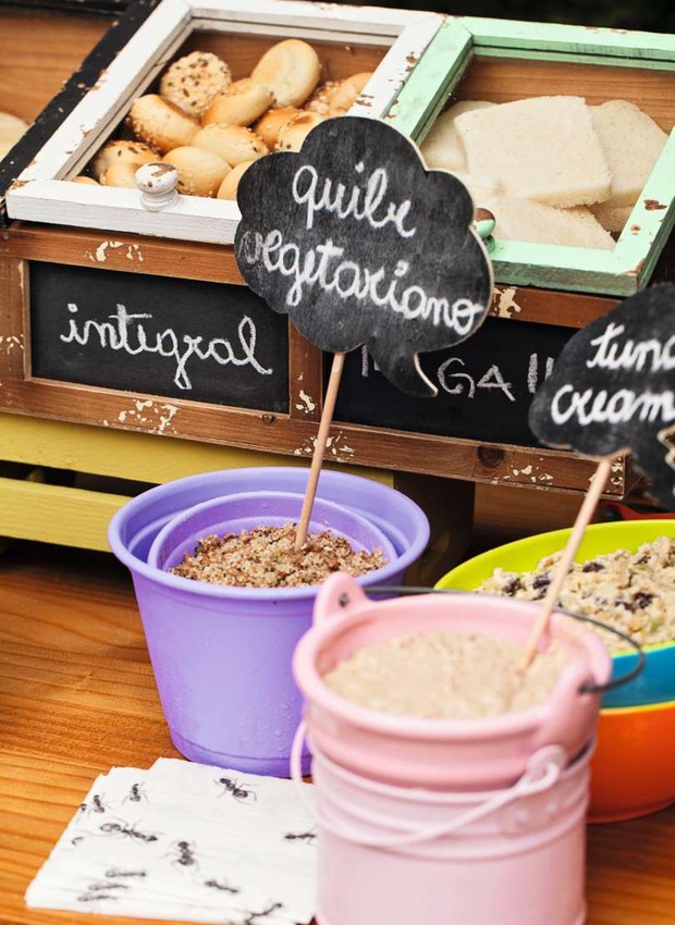 A estação-bar de lanches saudáveis, com diferentes pães e recheios. Latinhas coloridas e bowls Ideia Única (Foto: Elisa Correa)