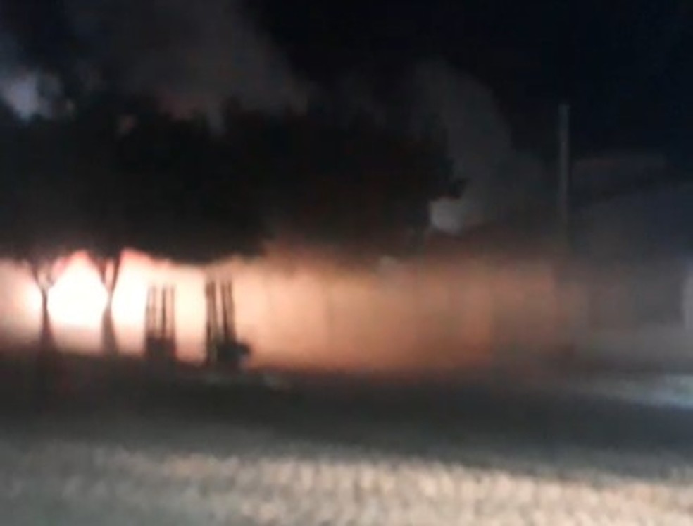 Populares registraram o momento em que o fogo foi notado. — Foto: Reprodução/Redes Sociais