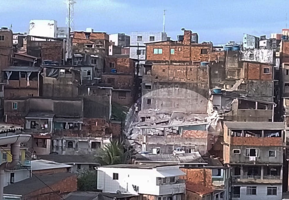Imóvel desabou no bairro da Federação, em Salvador — Foto: Redes sociais