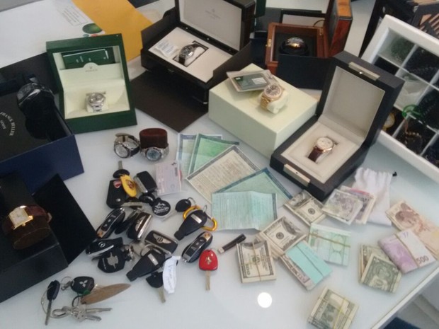 Relógios, jóias e dinheiro foram encontrados em residência de suspeitos (Foto: Divulgação / Secretaria de Segurança)