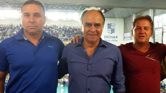 Em dia de folga, Marcelo e Paulo André assistem à semifinal do vôlei