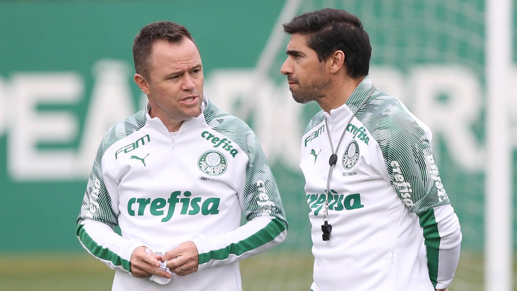 Abel Ferreira, técnico do Palmeiras, e o auxiliar Andrey Lopes — Foto: Cesar Greco / Ag. Palmeiras
