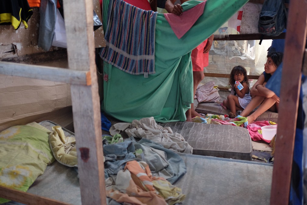 Lotado, o abrigo do Tancredo Neves tem vários barracos construídos que servem de moradias a famílias venezuelanos com crianças (Foto: Inaê Brandão/G1 RR)