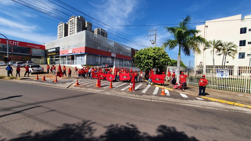 Rua no Jardim Colina foi fechada devido ao protesto, em Presidente Prudente — Foto: Leonardo Bosisio/g1