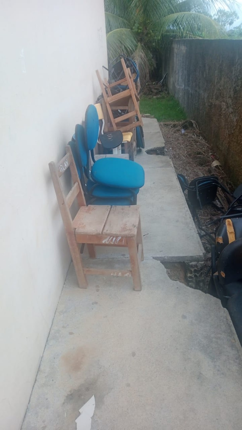 Cadeiras abandonadas no pátio de escola estadual de Rondônia — Foto: Reprodução