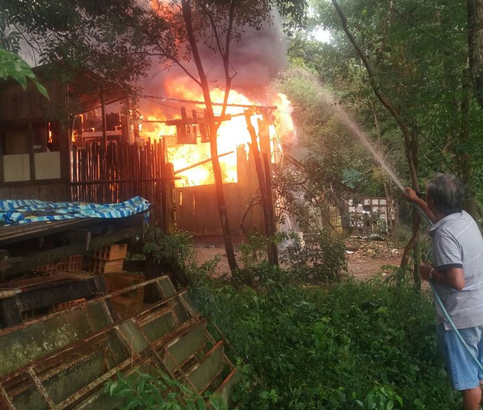 Vizinhos ajudaram a conter as chamas em São Roque (Foto: São Roque Notícias/Arquivo pessoal)
