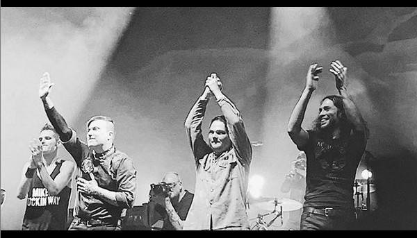 Os músicos do My Chemical Romance ao final do show que marcou o retorno da banda (Foto: Instagram)