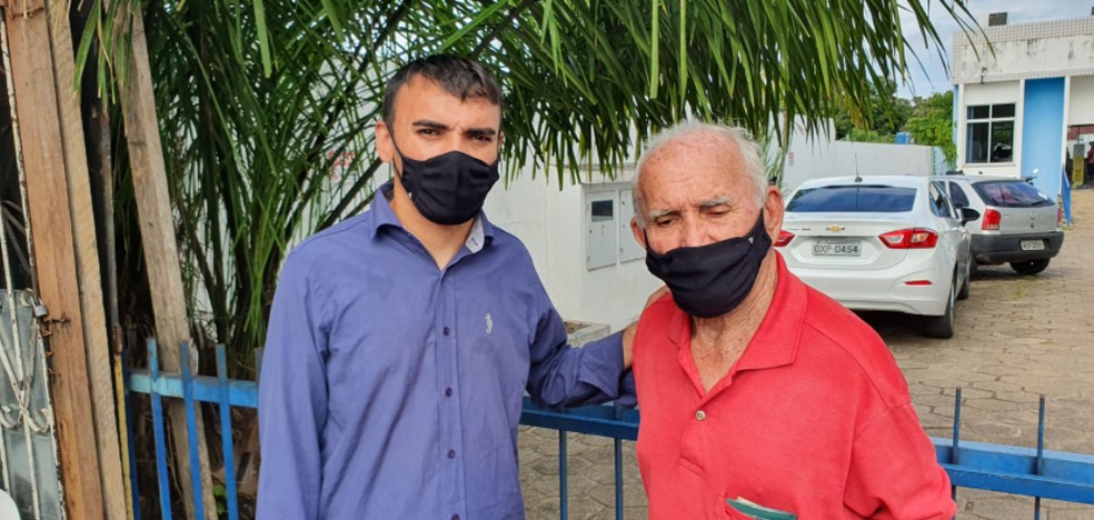 Aristides Lima esteve com o pai, Antônio Gomes Parente, de 84 anos, e elas não conseguiram ser atendidos por causa da greve — Foto: Abdryo Amaral/Rede Amazônica