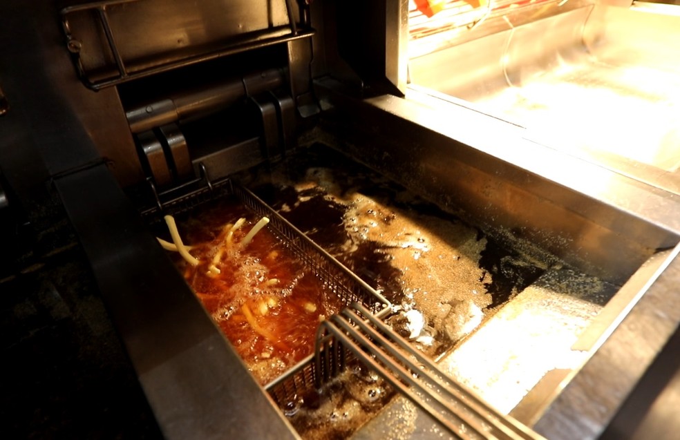 Fritura de batatas no McDonald's (Foto: Fábio Tito/G1)