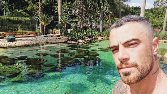 Felipe Titto exibe piscina luxuosa de sua mansão em SP
