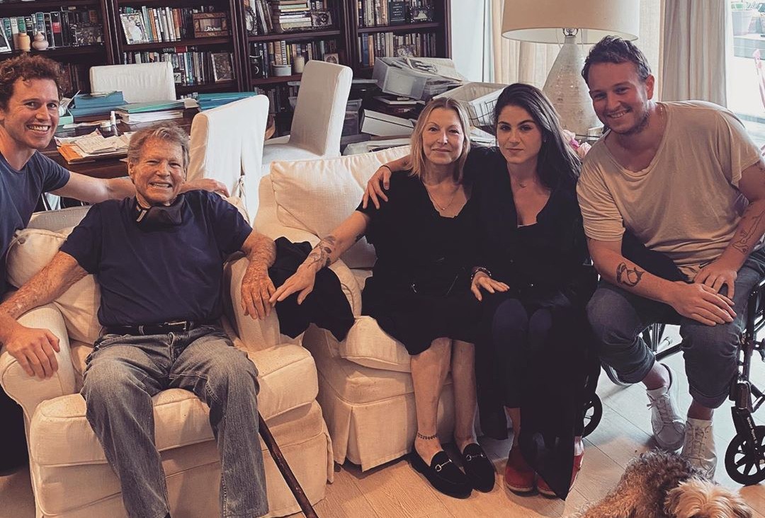 A atriz Tatum O'Neal posa com seus filhos e seu pai, o ator Ryan O'Neal (Foto: Reprodução / Instagram)