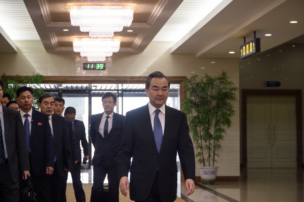 O chanceler chinês Wang Yi chega a Pyongyang (Foto:  Kim Won Jin/AFP)