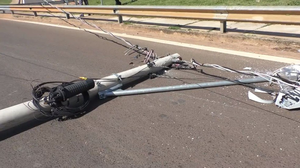 Poste foi derrubado por ambulância em Avaré — Foto: TV do Vale/Divulgação