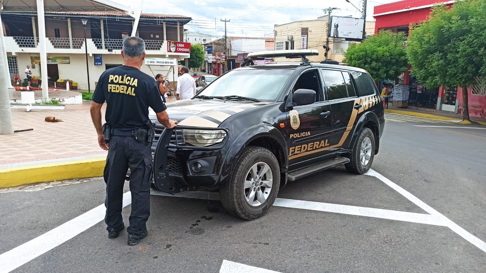 Polícia Federal cumpre quatro mandados de busca e apreensão contra suspeitos de fraude ao Auxílio Emergencial na cidade de Orós, no interior do Ceará. — Foto: Polícia Federal/ Divulgação