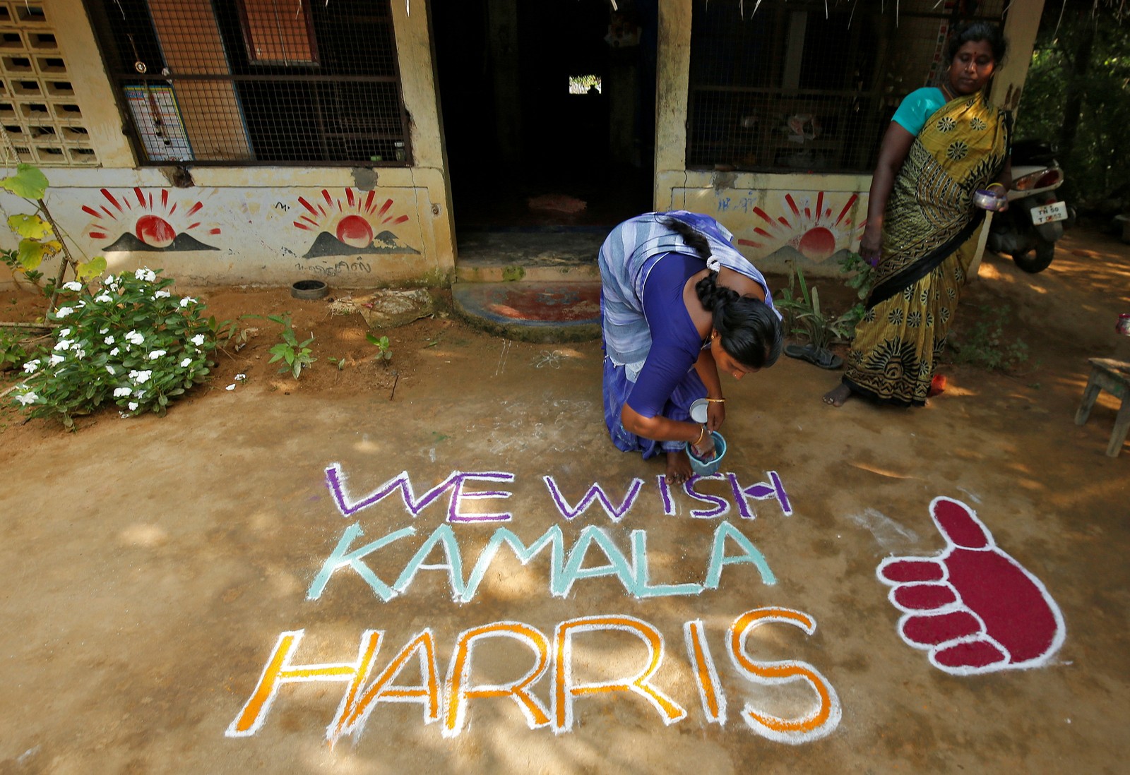 Uma mulher dá os últimos retoques a uma mensagem para a candidata democrata dos EUA à vice-presidência, Kamala Harris, em Painganadu, no estado de Tamil Nadu, ÍndiaREUTERS
