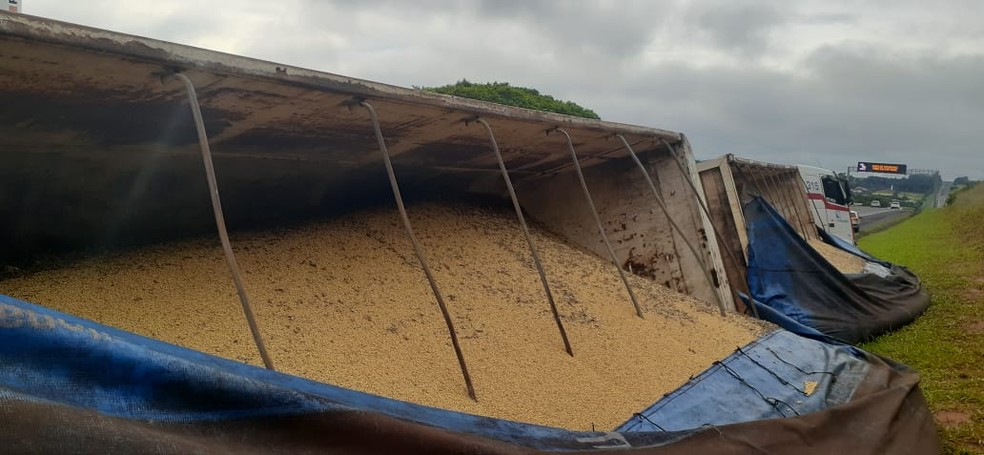Caminhão carregado de soja tomba na Marechal Rondon em Bauru — Foto: Marco Previdello/TV TEM
